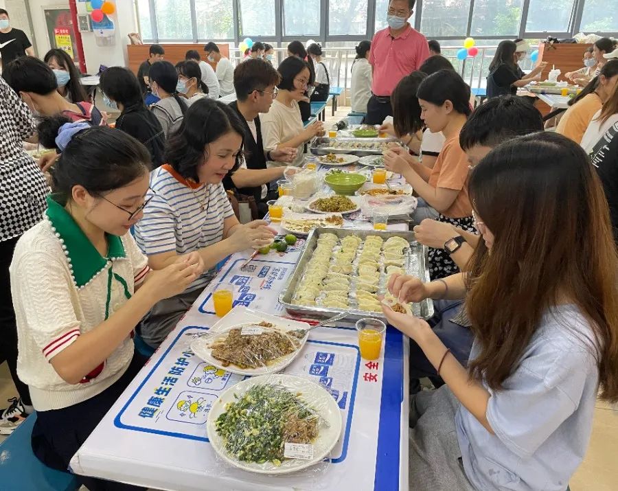 海南医学院师生共度别样双节