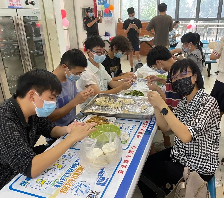 海南医学院师生共度别样双节