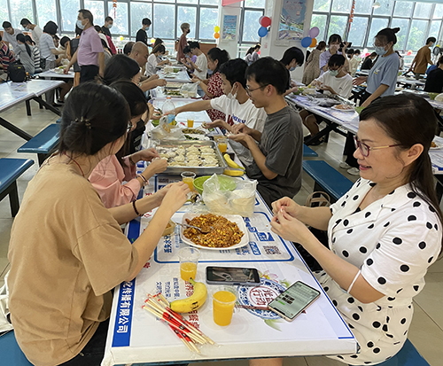 海南医学院师生共度别样双节